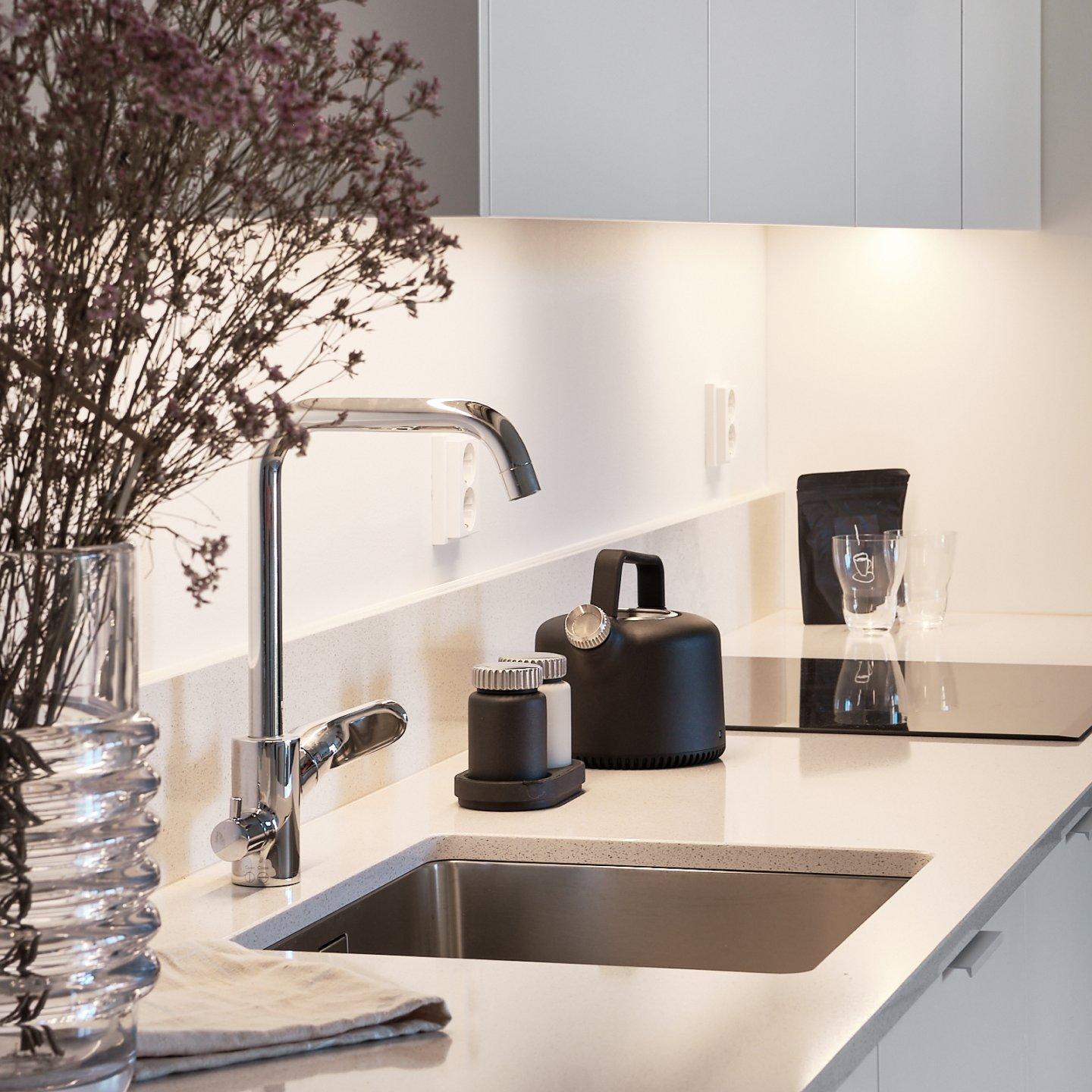 meander-gallery-photo-square-kitchen-white